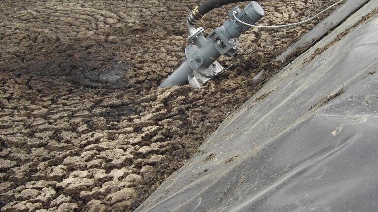 Conveying beet pulp straight from the lagoon: robust, height-adjustable immersible pump makes biogas production easier